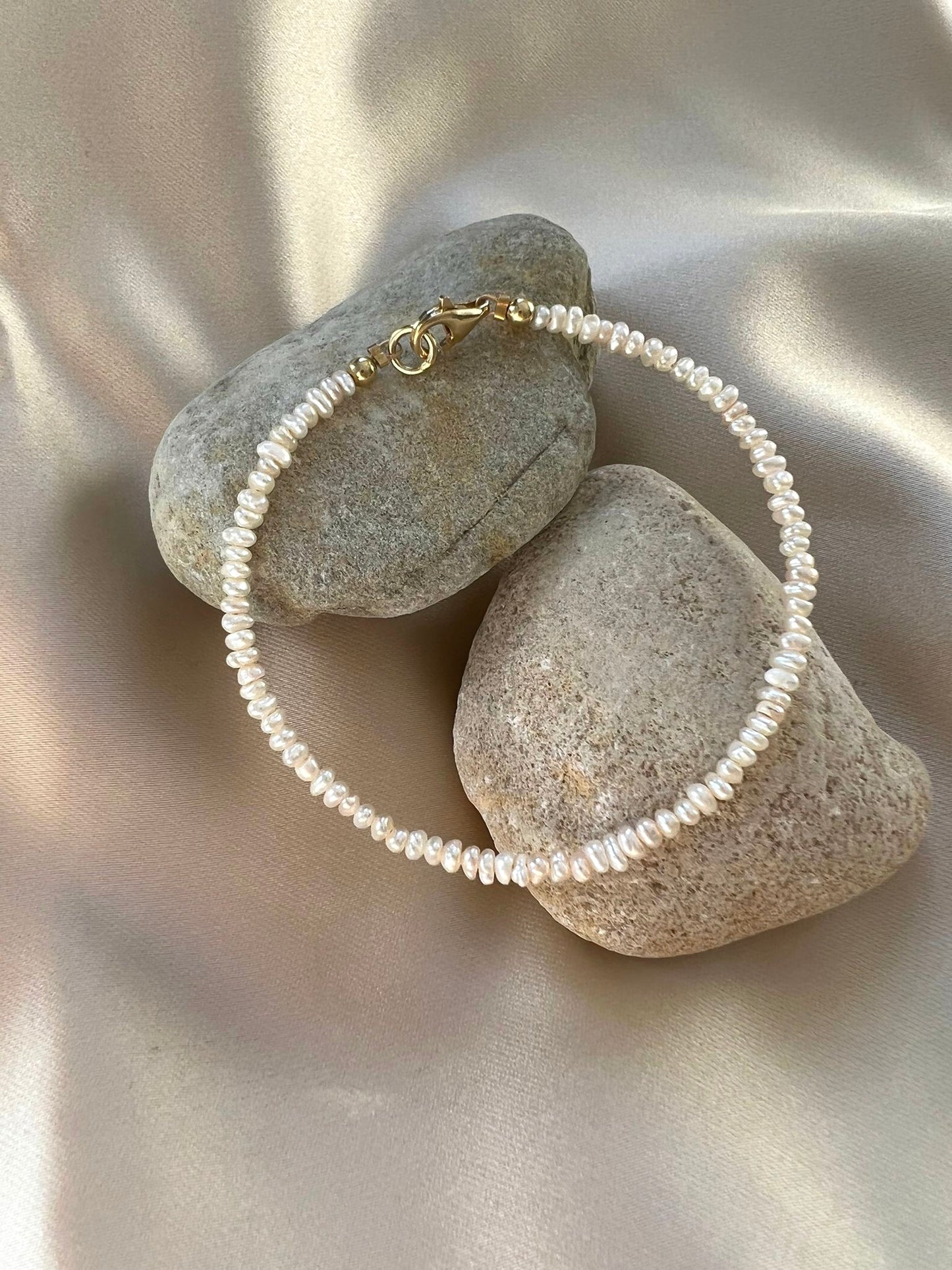 Pinprick pearl bracelet